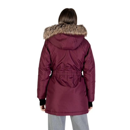This Hooded Parka by Only for women in polyester fur bordeaux presents a enveloping silhouette, meticulously detailed with pockets & hooded and a enveloping hooded neckline.