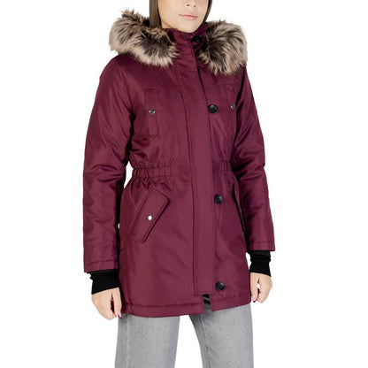 Hooded Parka by Only for women in polyester fur bordeaux features a stylish silhouette, meticulously detailed with a sophisticated and functional pockets & hooded for a stylish finish.