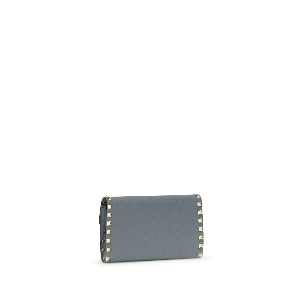 Cardholder Wallet by Valentino Garavani for women in bos taurus calfskin leather blue showcases a discerning silhouette, artfully capturing the essence of Rockstud Bos Taurus Calfskin Leather Cardholder Wallet with its functional card-organization chain.
