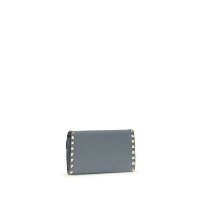 Cardholder Wallet by Valentino Garavani for women in bos taurus calfskin leather blue showcases a discerning silhouette, artfully capturing the essence of Rockstud Bos Taurus Calfskin Leather Cardholder Wallet with its functional card-organization chain.
