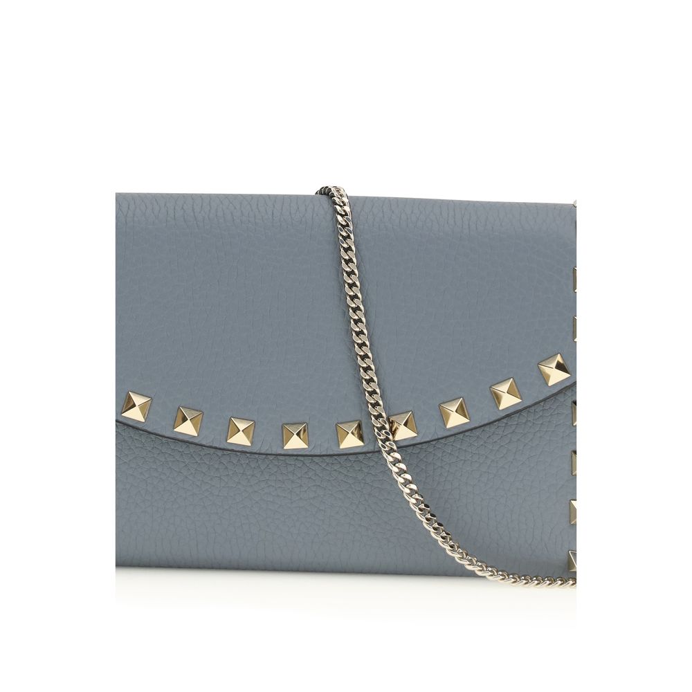Cardholder Wallet by Valentino Garavani for women in bos taurus calfskin leather blue showcases a distinguished silhouette, artfully capturing the essence of the distinguished Rockstud Bos Taurus Calfskin Leather Cardholder Wallet design with functional card-organization chain.