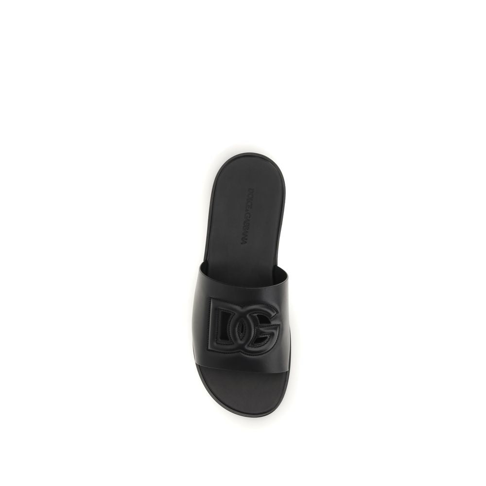 Flat Sandals by Dolce & Gabbana for men in bos taurus calf leather black features an effortlessly chic silhouette from the Men's Bos Taurus Calf Leather Flat Sandals collection, showcasing a effortlessly chic flat and elegant open toe style.