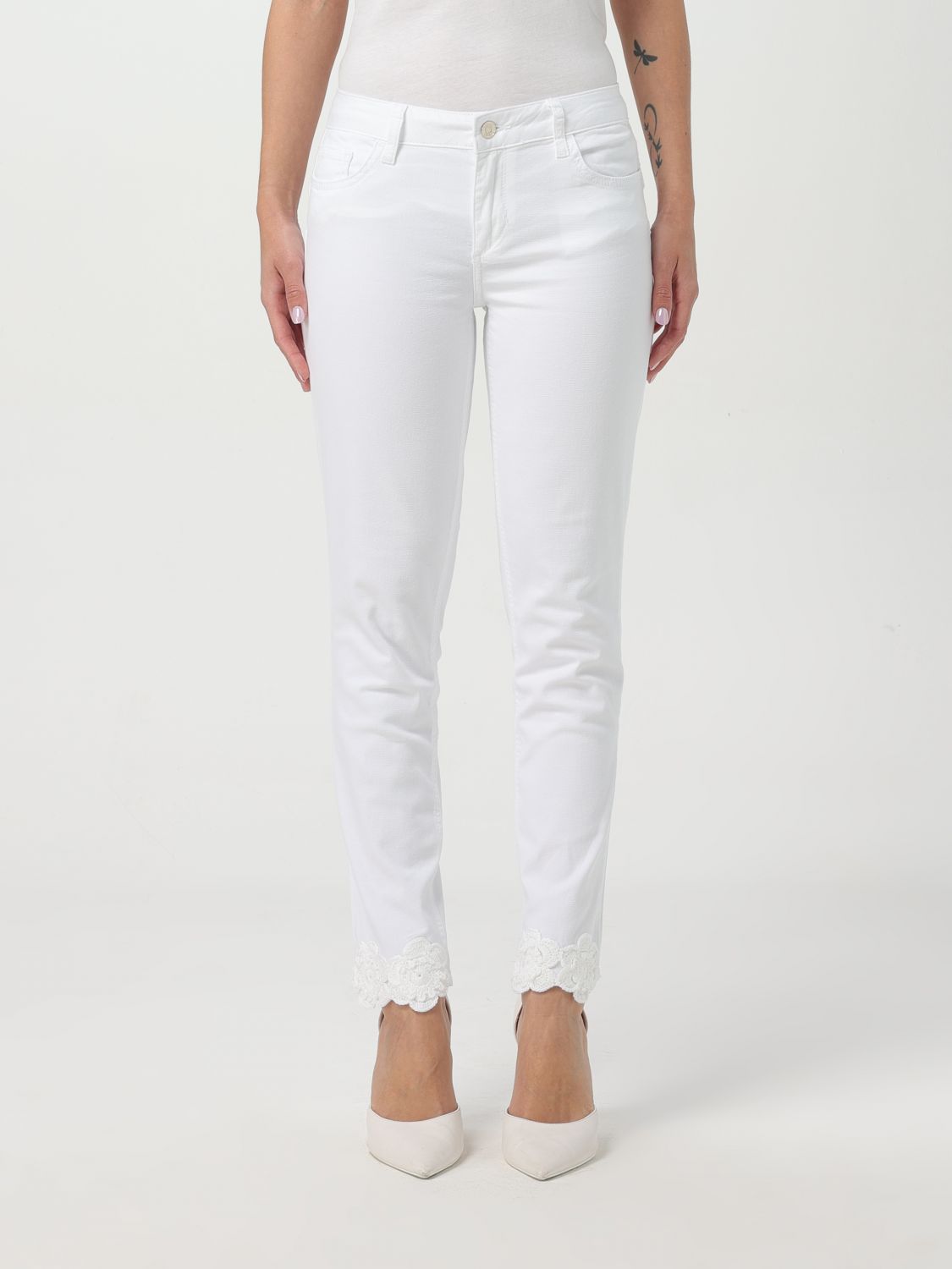 Jeans by Liu Jo for women in denim cotton white features an sophisticated and skinny & slim with a precise long, creating a sophisticated and sophisticated silhouette.