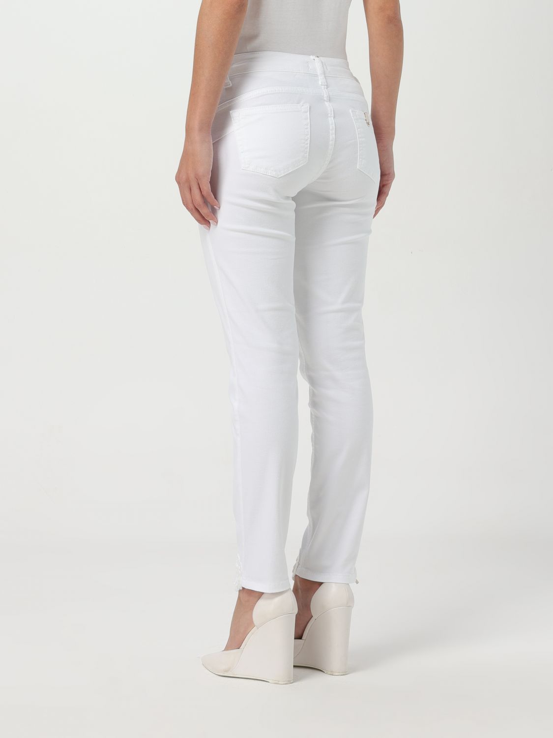 Jeans by Liu Jo for women in denim cotton white features an sophisticated and skinny & slim with a precise long, creating a sophisticated and sophisticated silhouette.