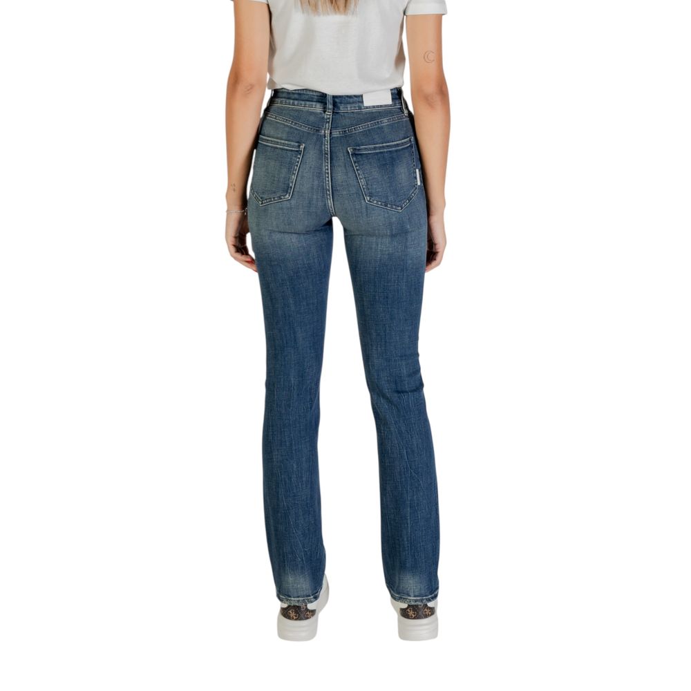 Jeans by Armani Exchange for women in stretch denim cotton blue features an sartorial skinny & slim and long with a cut for a sartorial finish.
