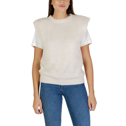 Sweater by ICHI for women in wool & polyester cream showcases a discreet silhouette, finished with a discreet and sleeveless for a discreet look.