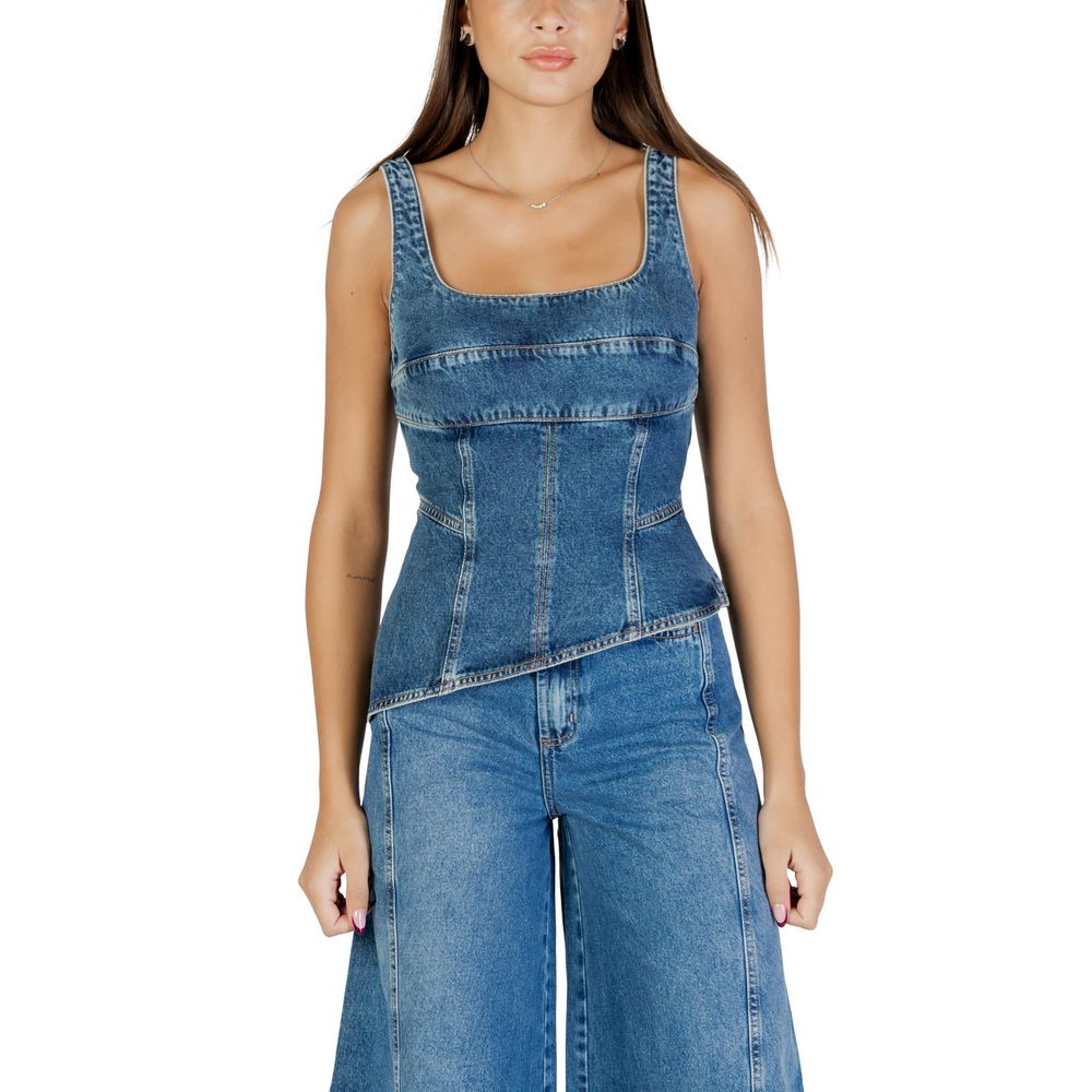 Activewear Top by Colcci for women in denim cotton blue showcases an streamlined silhouette, featuring a refined square neckline and detailed with functional for a streamlined finish.
