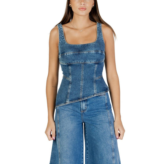 Activewear Top by Colcci for women in denim cotton blue showcases an streamlined silhouette, featuring a refined square neckline and detailed with functional for a streamlined finish.