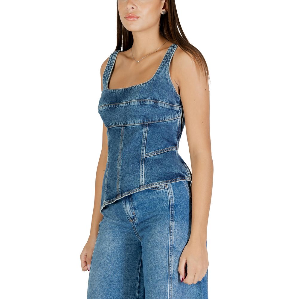 Activewear Top by Colcci for women in denim cotton blue features an contemporary silhouette with , , and a contemporary square neckline.