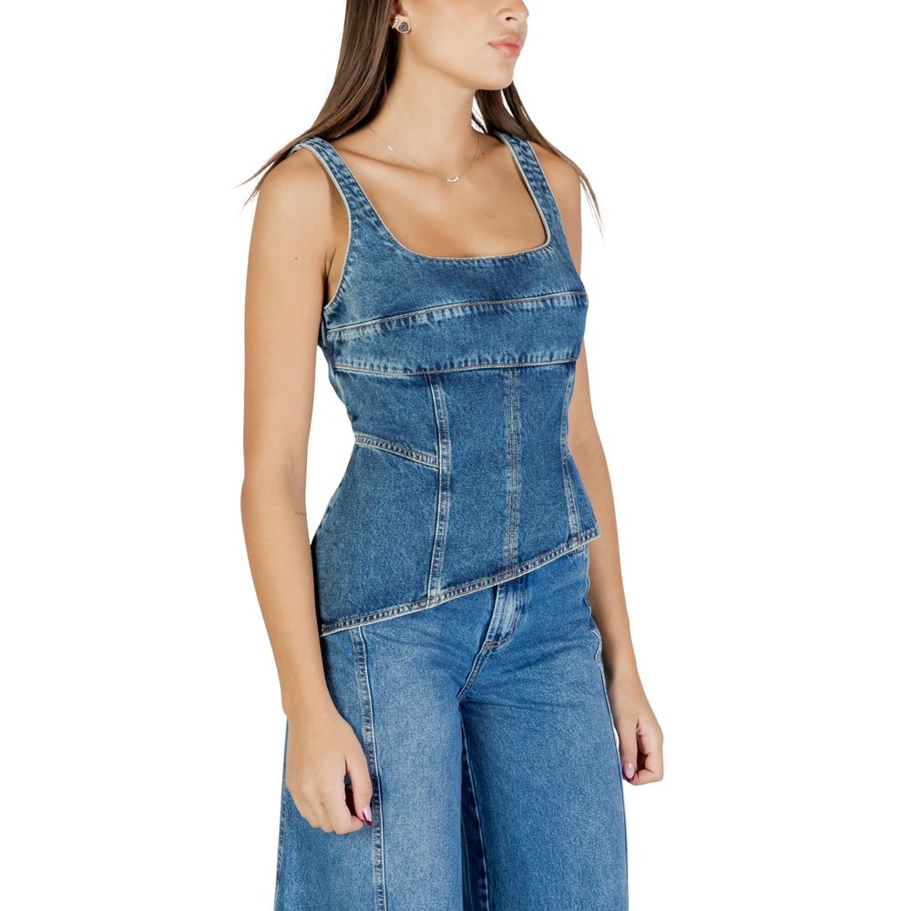 Activewear Top by Colcci for women in denim cotton blue features an dynamic silhouette, showcasing a sophisticated square neckline and detailed with functional for a dynamic finish.