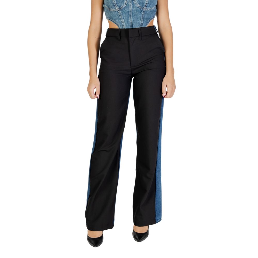 Jeans by Colcci for women in stretch denim & viscose black presents a refined pantology silhouette, artfully defined by a refined pantology straight-leg, regular-fit & mom, long, and a sophisticated high rise.
