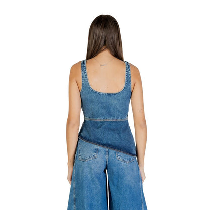 Activewear Top by Colcci for women in denim cotton blue showcases a athletic silhouette, featuring athletic and a athletic square neckline integrated with high-performance .