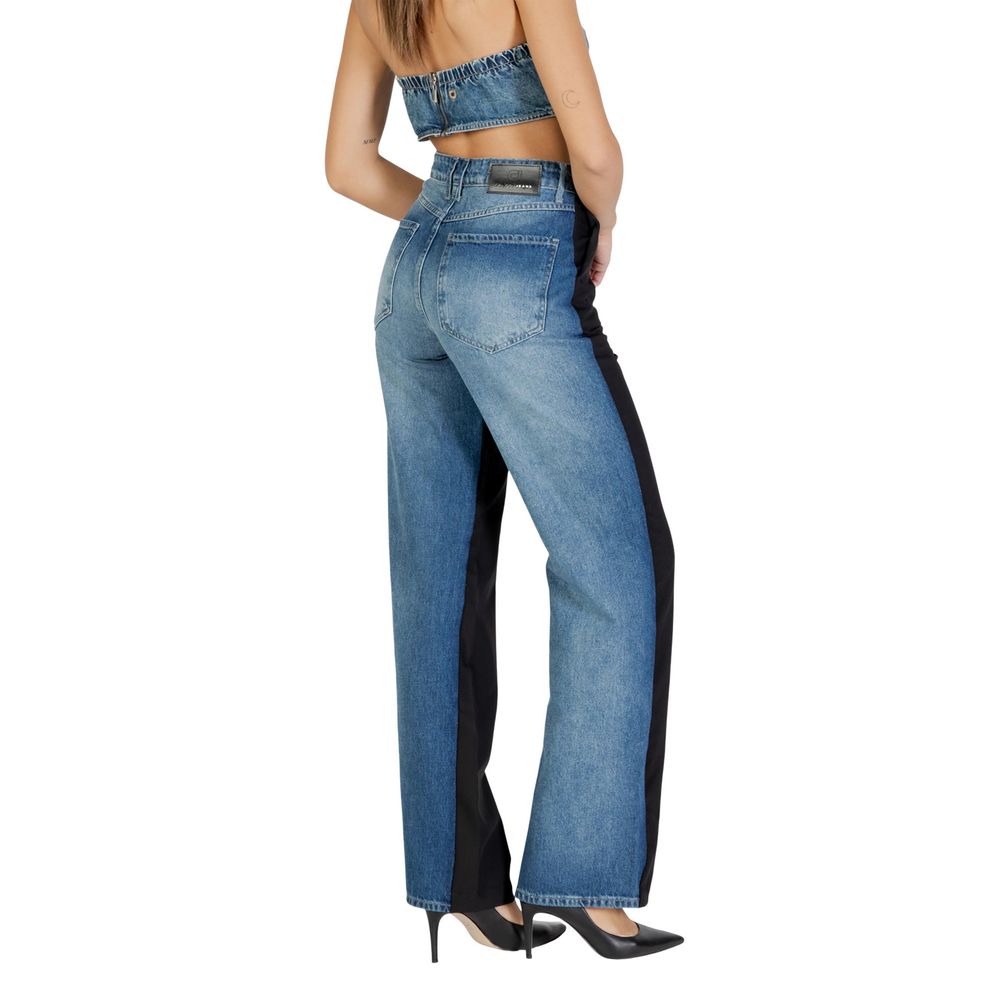 Jeans by Colcci for women in stretch denim & viscose black features a polished silhouette with a polished straight-leg, regular-fit & mom, reaching a polished long and finished with a polished high rise.
