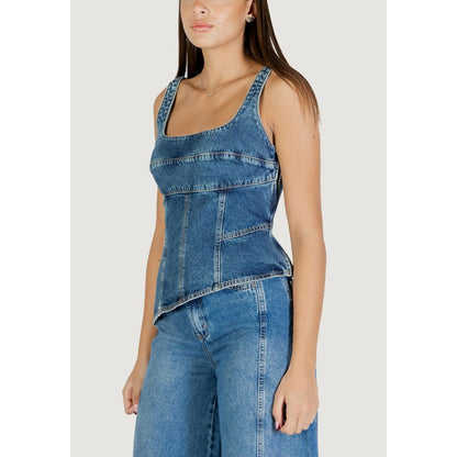 Activewear Top by Colcci for women in denim cotton blue showcases a versatile silhouette, finished with a versatile , , and high-performance for a versatile look.
