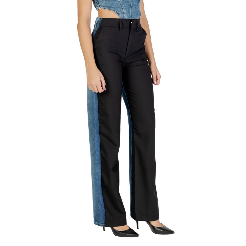 Jeans by Colcci for women in stretch denim & viscose black presents a refined pantology silhouette, artfully defined by a refined pantology straight-leg, regular-fit & mom, long, and a sophisticated high rise.
