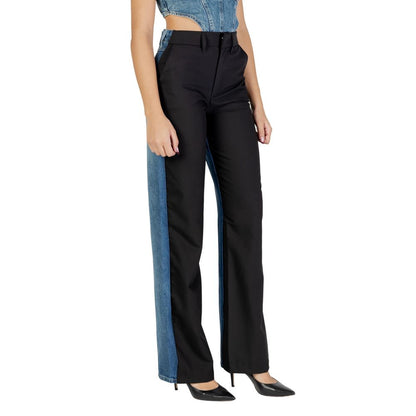 Jeans by Colcci for women in stretch denim & viscose black presents a refined pantology silhouette, artfully defined by a refined pantology straight-leg, regular-fit & mom, long, and a sophisticated high rise.