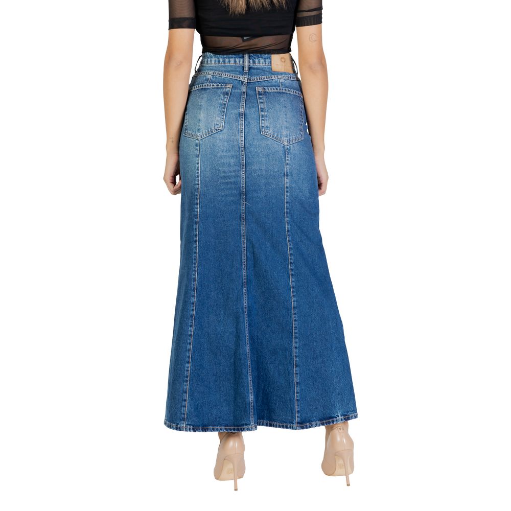 Skirt by Colcci for women in cotton blue & natural showcases a sultry silhouette, elegantly defined by its maxi long and the sophisticated sultry design of the Women's Maxi Long Flared High-Rise Cotton Skirt.
