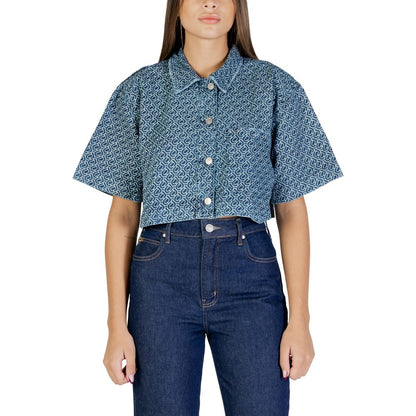 Shirt by Colcci for women in cotton blue showcases a sharp silhouette, elegantly detailed with a sharp and sharp short-sleeve.