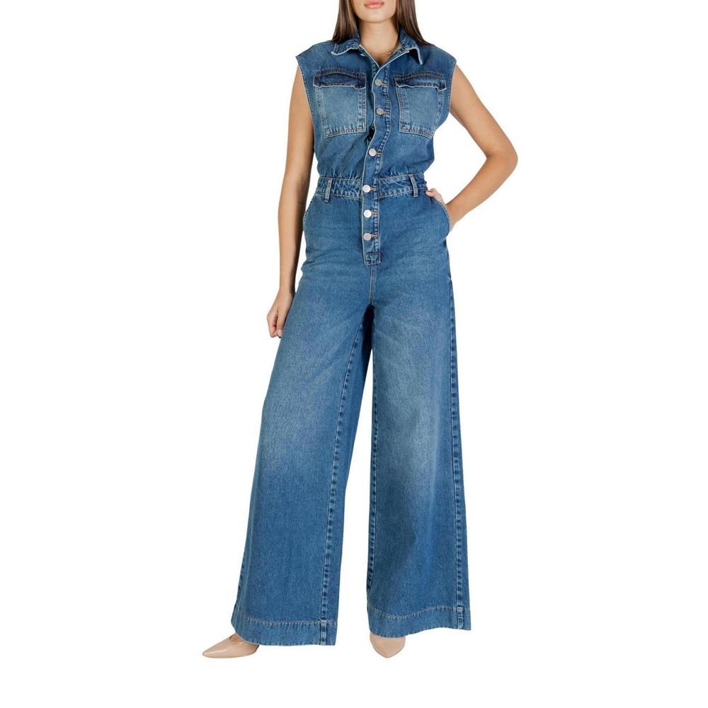 One-Piece by Colcci for women in cotton blue showcases a beautiful silhouette, elegantly detailed with a beautiful sleeveless and for a sophisticated, beautiful finish.