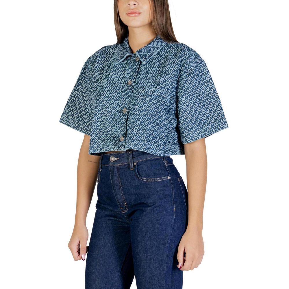 Shirt by Colcci for women in cotton blue presents a discerning silhouette, showcasing a sophisticated and for a truly discerning finish.