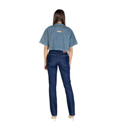 Shirt by Colcci for women in cotton blue showcases a sublime silhouette, artfully detailed with a sublime and for a sophisticated, sublime finish.