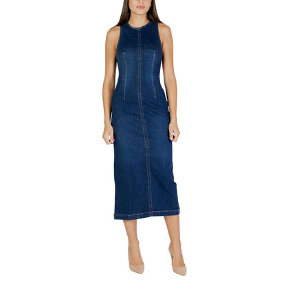 Dress by Colcci for women in stretch cotton blue presents a sinuous silhouette, showcasing a sophisticated and sleeveless detailed with a sinuous midi long for a refined finish.