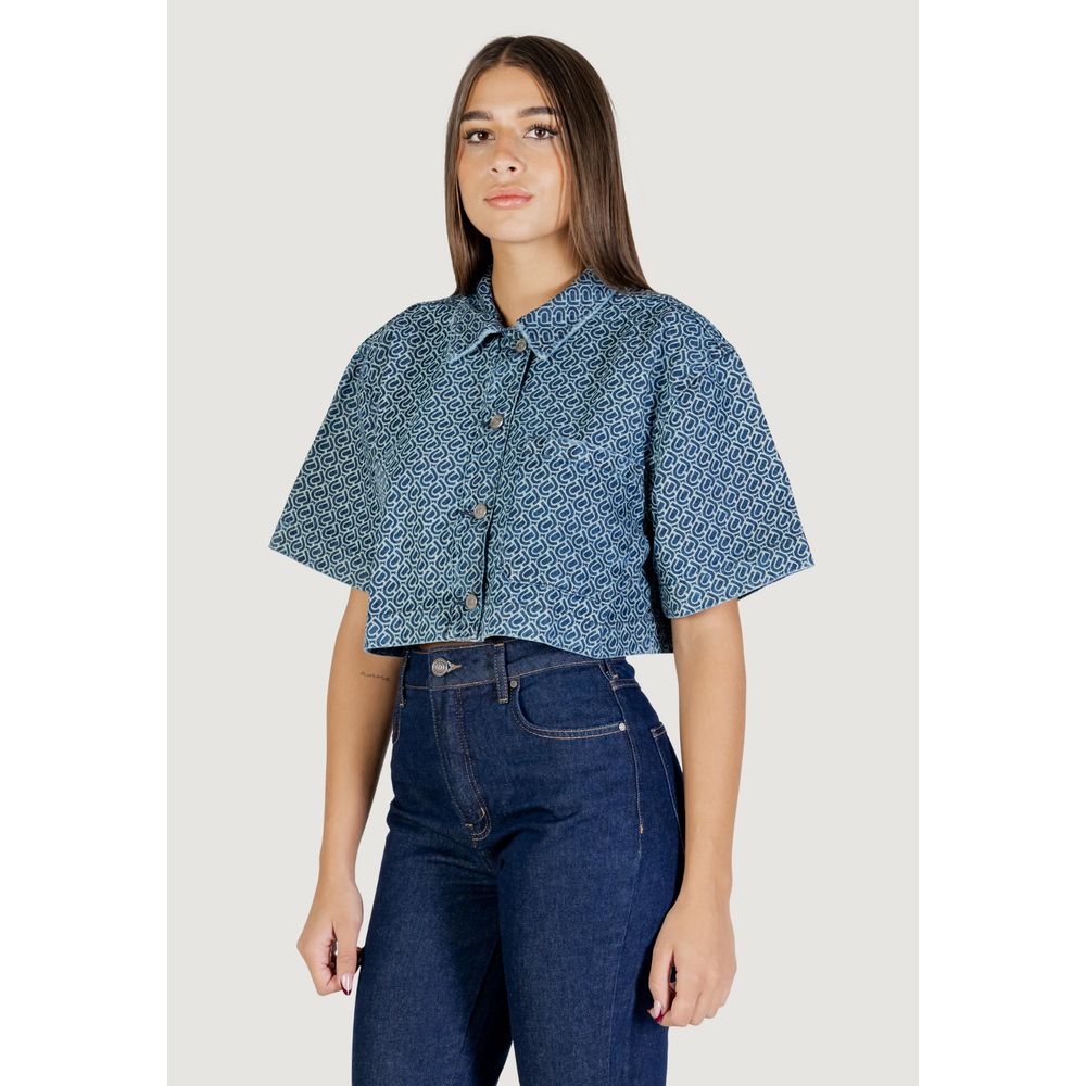 Shirt by Colcci for women in cotton blue features an polished silhouette, showcasing a sophisticated and detail for a truly polished finish.