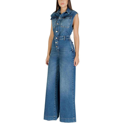 One-Piece by Colcci for women in cotton blue showcases an fashionable silhouette, artfully incorporating a and for a truly fashionable and refined finish.