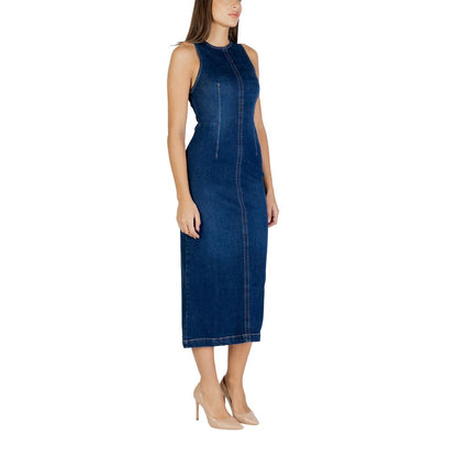 Dress by Colcci for women in stretch cotton blue features an magnificent silhouette, artfully detailed with a magnificent and that flows into an magnificent midi long.