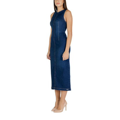 Dress by Colcci for women in stretch cotton blue features an magnificent silhouette, artfully detailed with a magnificent and that flows into an magnificent midi long.