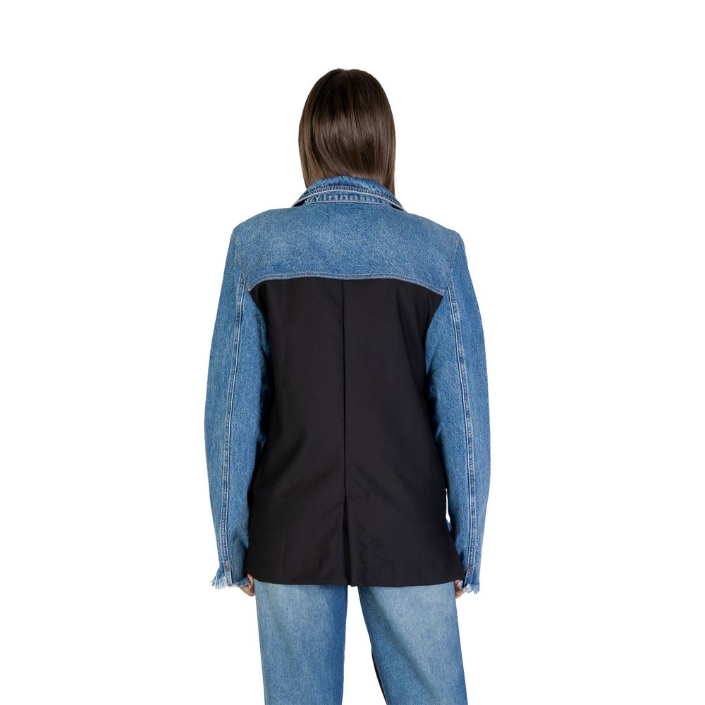 Blazer by Colcci for women in cotton blue showcases a polished silhouette, highlighted by a refined and polished for a sophisticated finish.