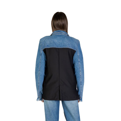 Blazer by Colcci for women in cotton blue showcases a polished silhouette, highlighted by a refined and polished for a sophisticated finish.