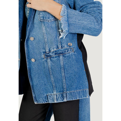 Blazer by Colcci for women in cotton blue showcases a discerning silhouette, elegantly detailed with a sophisticated and premium for a truly discerning finish.