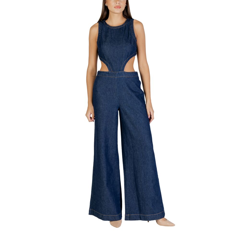 This One-Piece by Colcci for women in cotton blue presents a on trend silhouette, elegantly finished with sleeveless and a on trend .