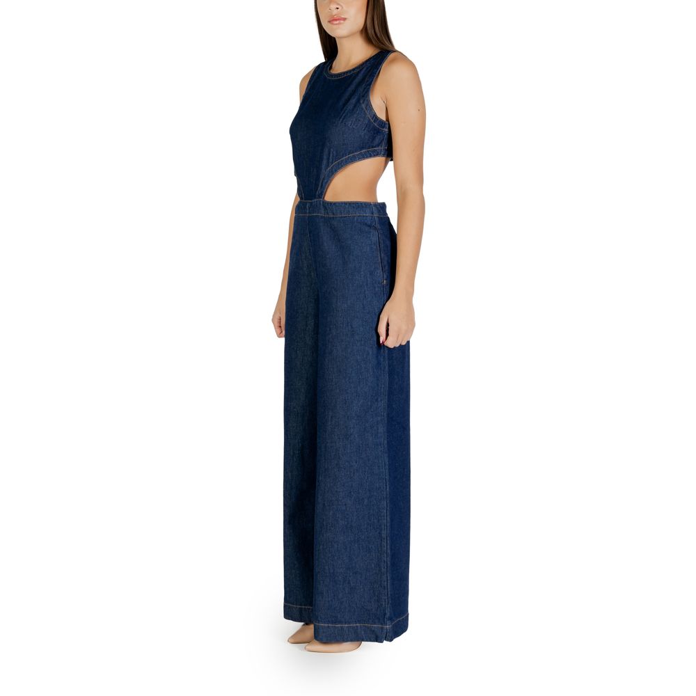 One-Piece by Colcci for women in cotton blue showcases a beautiful silhouette, elegantly detailed with a beautiful and for a sophisticated, beautiful finish.