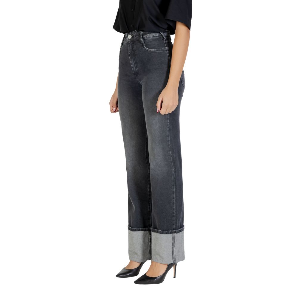 Jeans by Colcci for women in stretch denim cotton black features an sophisticated high rise and skinny, wide & slim with a precise long, creating a sophisticated and sophisticated silhouette.
