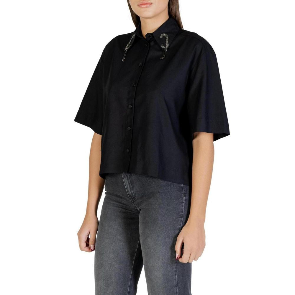 Shirt by Colcci for women in cotton modal & viscose black showcases a sharp silhouette, elegantly detailed with a sharp and sharp .