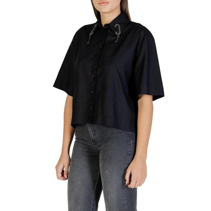 Shirt by Colcci for women in cotton modal & viscose black showcases a sharp silhouette, elegantly detailed with a sharp and sharp .