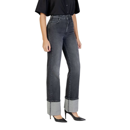Jeans by Colcci for women in stretch denim cotton black presents a tailored silhouette, showcasing a tailored skinny, wide & slim and long cut with a refined high rise for a truly tailored aesthetic.