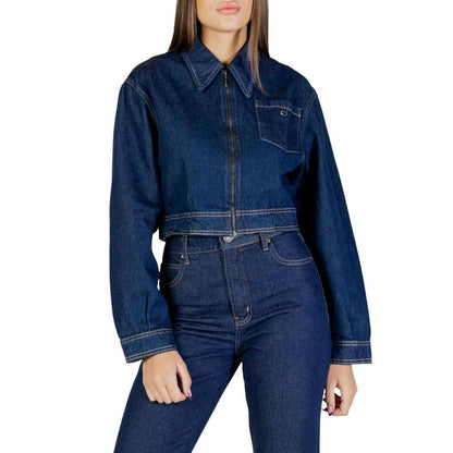 This Jacket by Colcci for women in denim cotton blue showcases a magnificent silhouette, meticulously crafted with a distinctive and functional pockets for a magnificent finish.