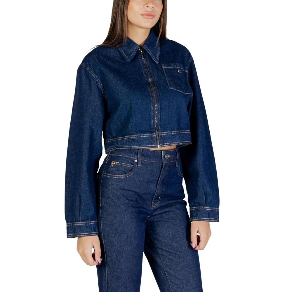 Jacket by Colcci for women in denim cotton blue presents a impeccable silhouette, showcasing distinct pockets and a impeccable for a sophisticated finish.