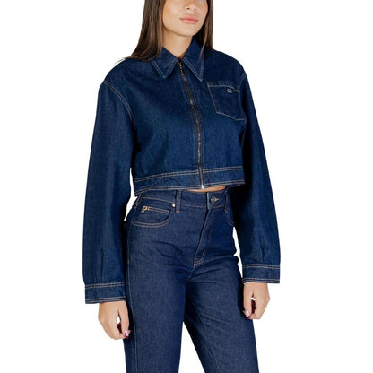Jacket by Colcci for women in denim cotton blue presents a impeccable silhouette, showcasing distinct pockets and a impeccable for a sophisticated finish.