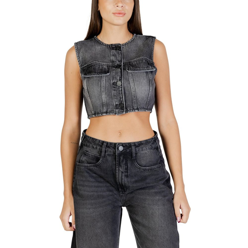 Vest by Colcci for women in cotton black showcases a utilitarian silhouette, artfully incorporating pockets and a utilitarian for a truly utilitarian finish.