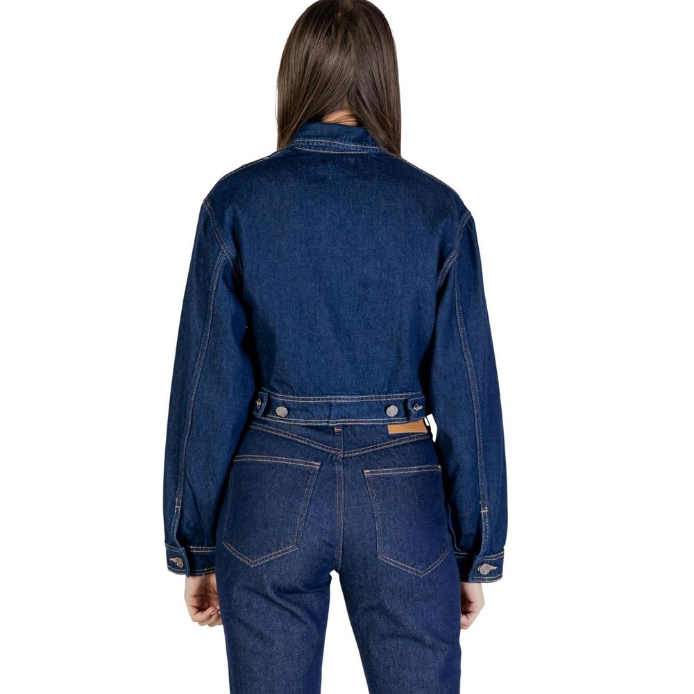 Jacket by Colcci for women in denim cotton blue features a smart silhouette, perfectly accentuated by its unique and functional pockets for a smart finish.