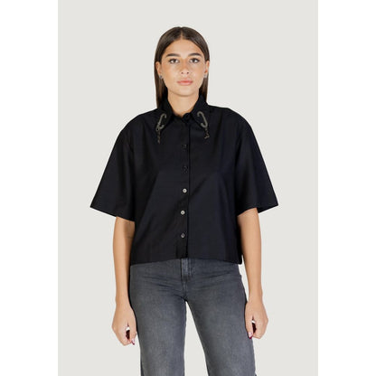 Shirt by Colcci for women in cotton modal & viscose black showcases a sleek silhouette, elegantly detailed with a sleek and for a sleek finish.