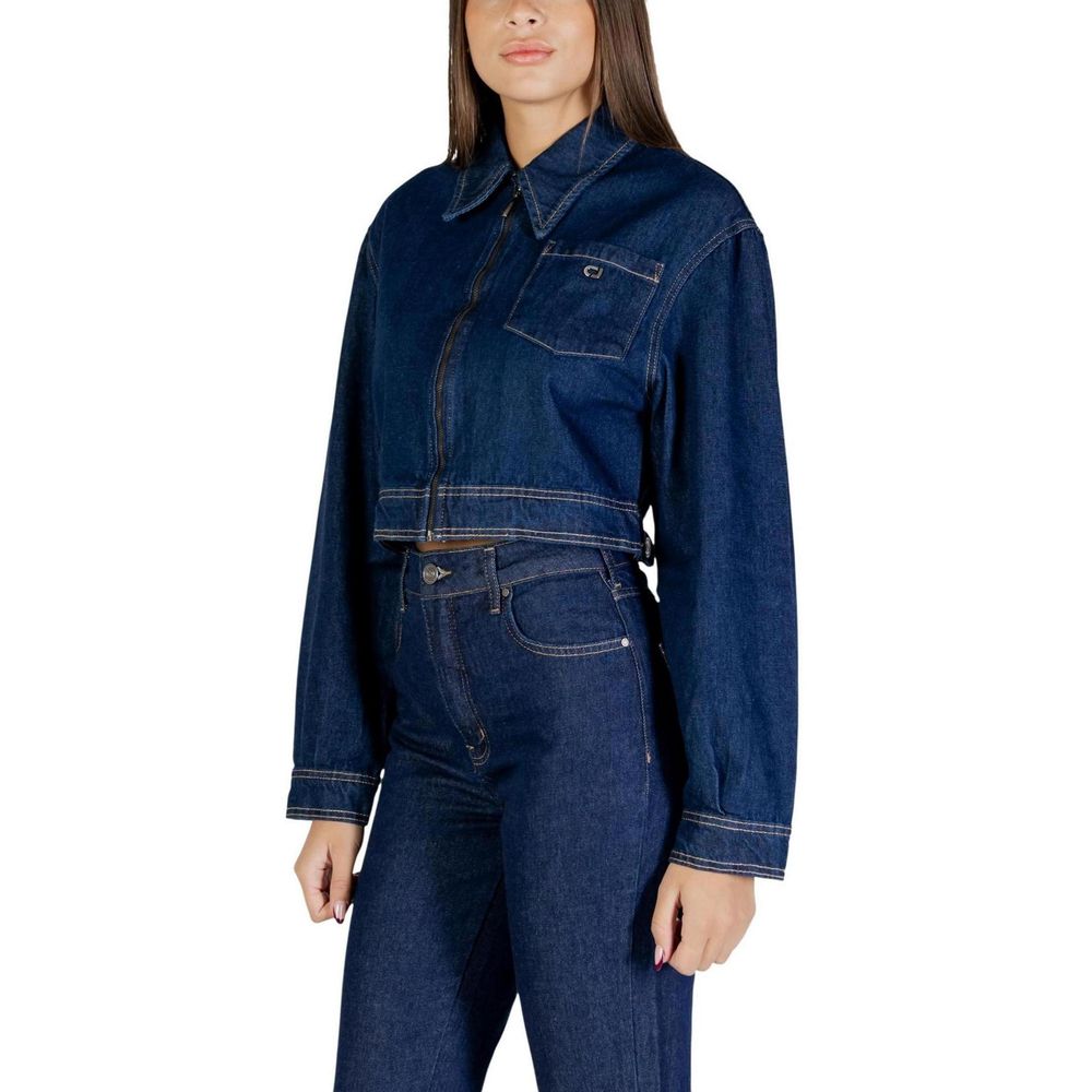 Jacket by Colcci for women in denim cotton blue showcases a enveloping silhouette, artfully detailed with a enveloping and premium pockets for a truly enveloping finish.
