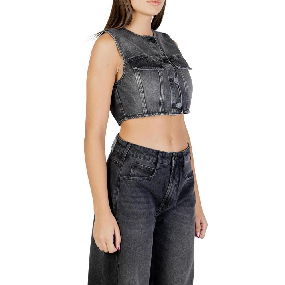 Vest by Colcci for women in cotton black showcases a dynamic silhouette, perfectly balancing pockets with a dynamic for a sophisticated, high-fashion look.