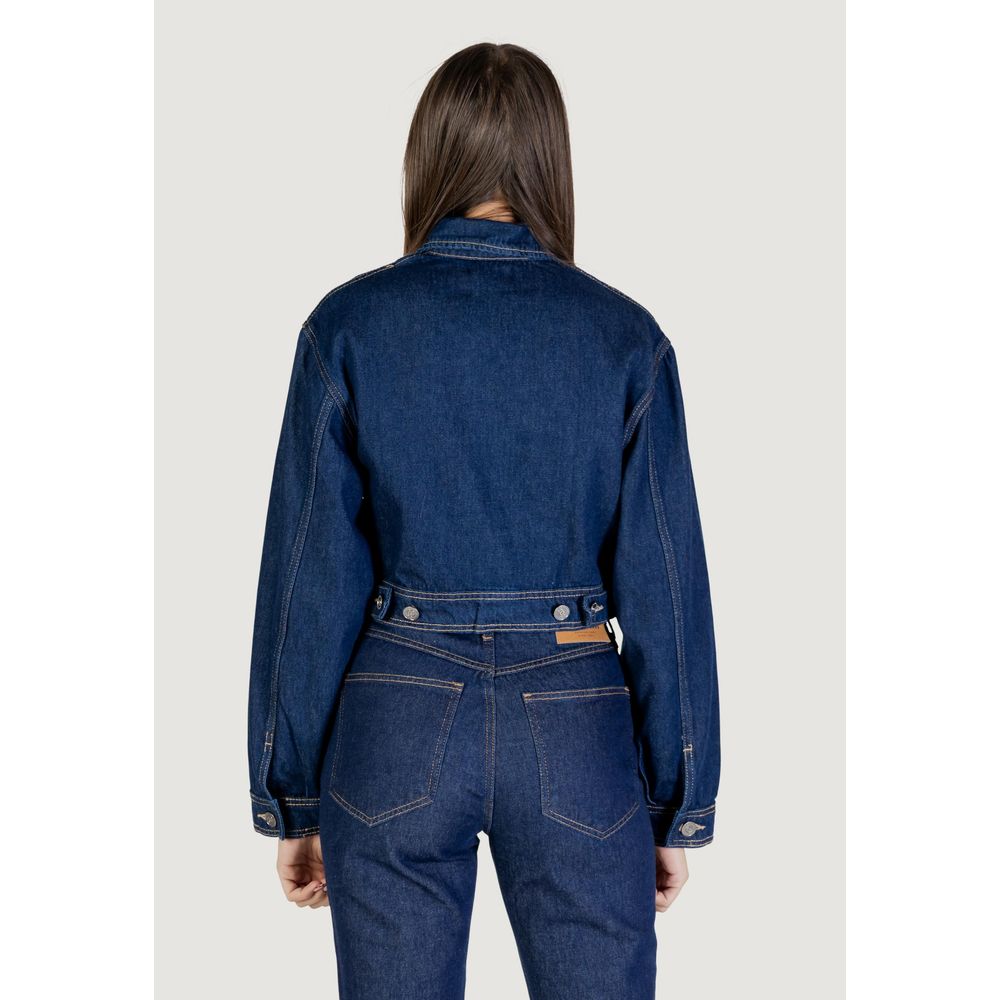 Jacket by Colcci for women in denim cotton blue presents a authentic silhouette, artfully detailed with a authentic and functional pockets for a premium authentic finish.