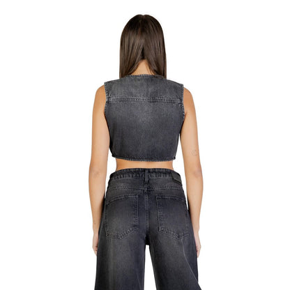 Vest by Colcci for women in cotton black features a stylish silhouette, showcasing distinct pockets and a refined for a truly stylish finish.