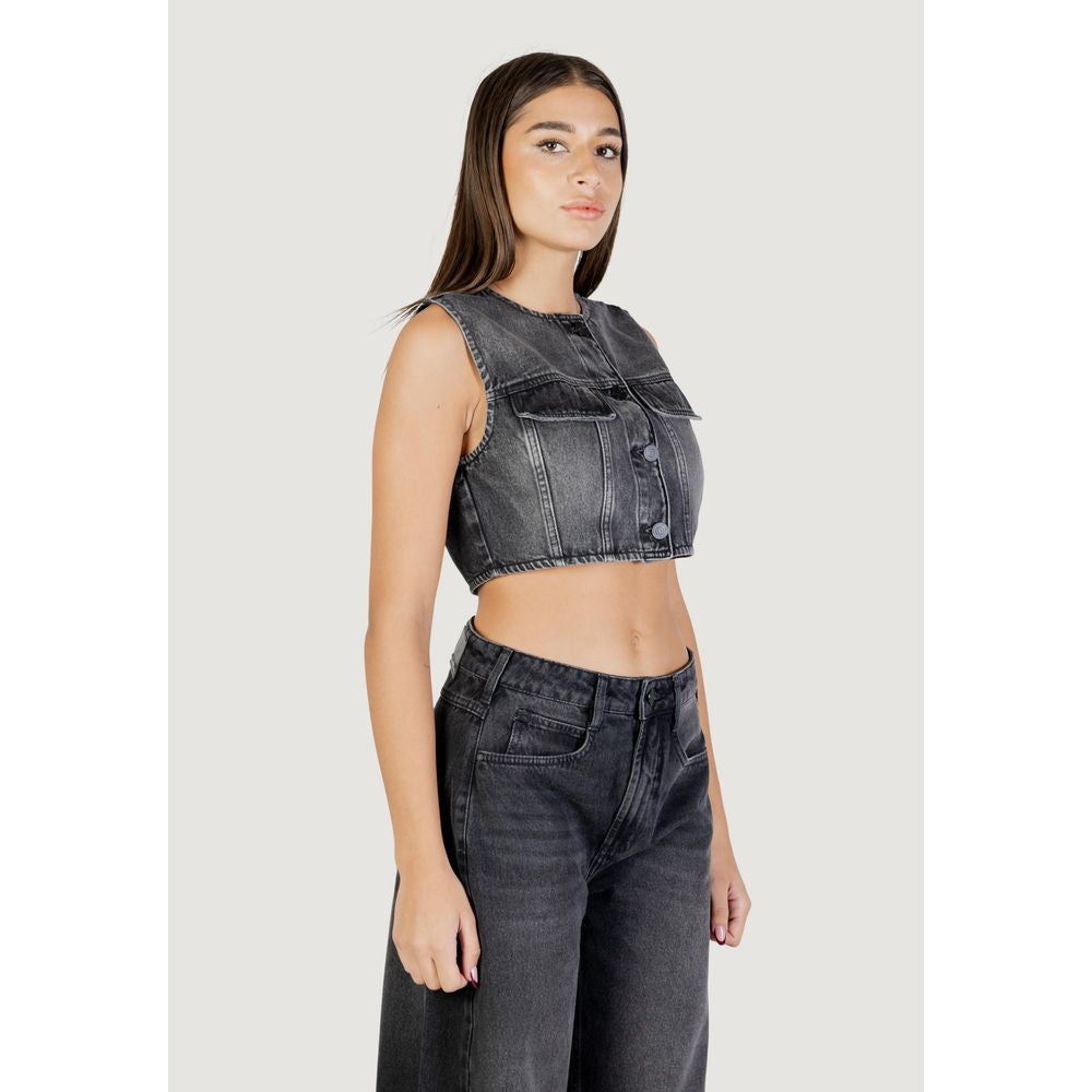 Vest by Colcci for women in cotton black features an on trend silhouette, showcasing a sophisticated and premium pockets for a truly on trend finish.